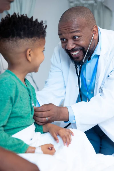 Lächelnder Afrikanisch Amerikanischer Arzt Mit Stethoskop Patientin Krankenhaus Medizinische Dienste — Stockfoto