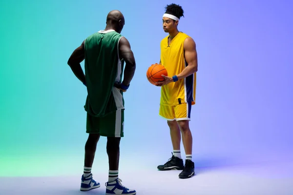 Immagine Due Diversi Giocatori Basket Con Pallacanestro Sfondo Viola Verde — Foto Stock
