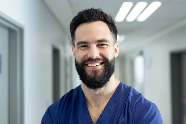 Πορτρέτο Του Χαμογελαστού Γενειοφόρου Καυκάσιου Εργάτη Υγείας Στο Διάδρομο Του — Φωτογραφία Αρχείου