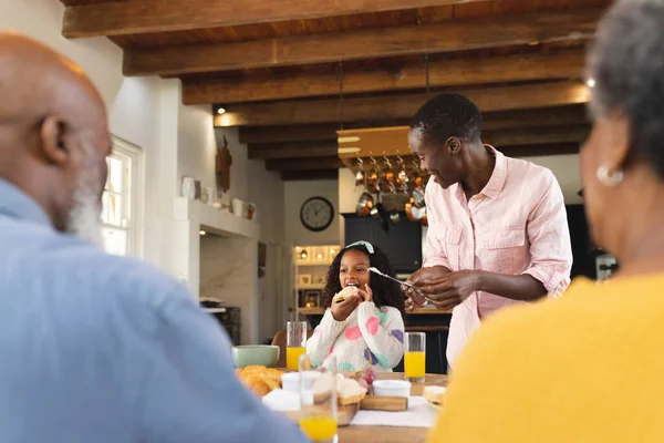 幸せな多世代のアフリカ系アメリカ人の家族の朝食を食べるイメージ 家族と一緒に質の高い時間を過ごすコンセプト — ストック写真