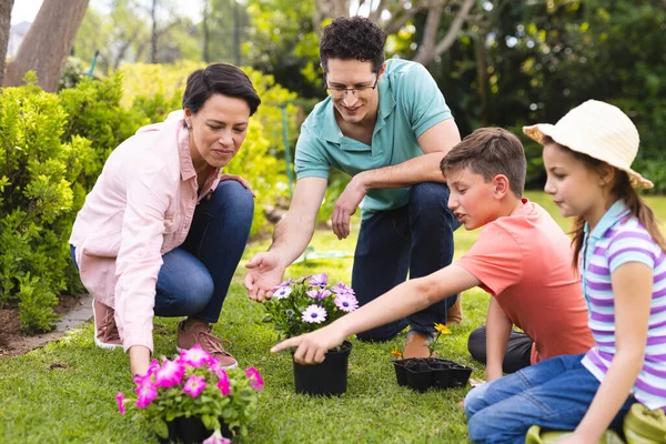白人の家族は庭で一緒に時間を過ごし 植え付けます 外で過ごす家族の時間 コンセプト — ストック写真