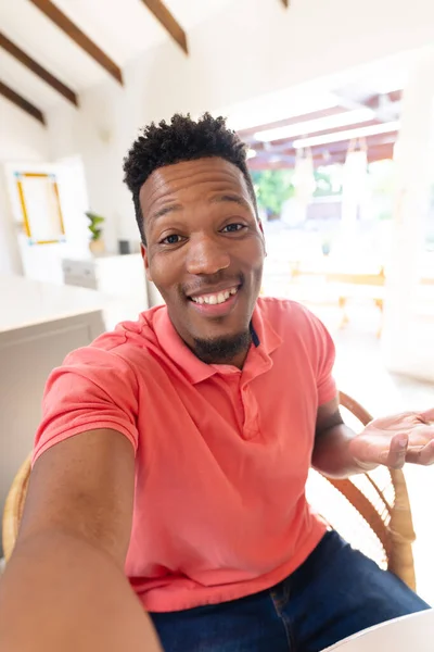 Glücklicher Afrikanisch Amerikanischer Mann Sitzt Tisch Der Küche Und Hat — Stockfoto