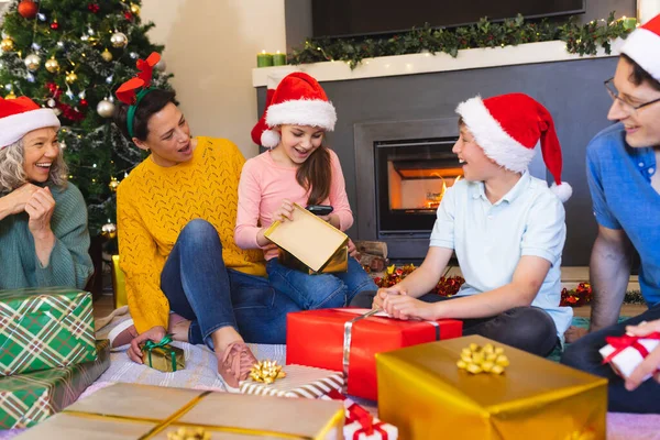 Kaukasische Familie Verbringt Zeit Miteinander Und Packt Weihnachtsgeschenke Aus Weihnachten — Stockfoto