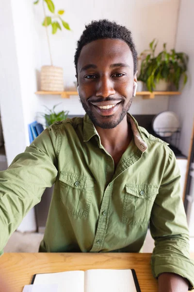 Homem Afro Americano Feliz Sentado Mesa Cozinha Fazer Uma Videochamada — Fotografia de Stock