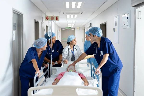 Diverse Group Healthcare Workers Pushing Patient Bed Hospital Corridor Hospital — Stock Photo, Image
