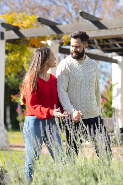 幸せな白人のカップルの庭を歩いて 手を取り合って話しています 国内生活 ロマンスと団結の概念 — ストック写真