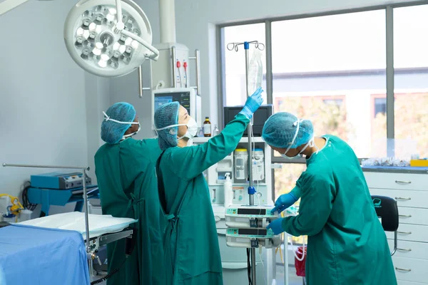Různé Ženské Chirurgické Techniky Kontrolující Instalující Vybavení Operačním Sále Nemocniční — Stock fotografie