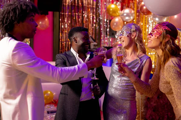 Dva Šťastné Různorodé Páry Připíjejí Sklenicemi Šampaňského Povídají Večírku Nočním — Stock fotografie