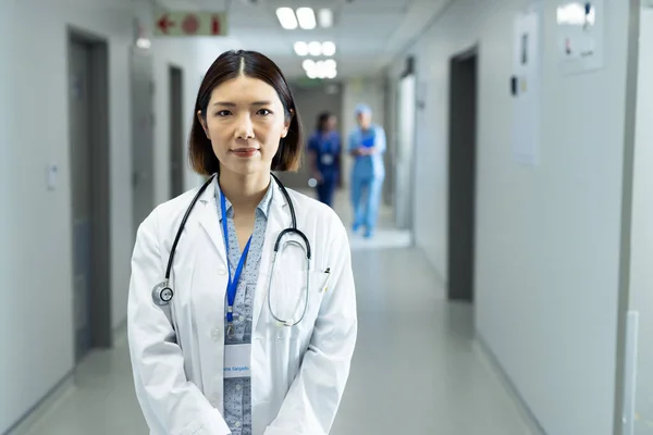 Portret Van Aziatische Vrouwelijke Dokter Ziekenhuisgang Kopieer Ruimte Ziekenhuis Medische — Stockfoto