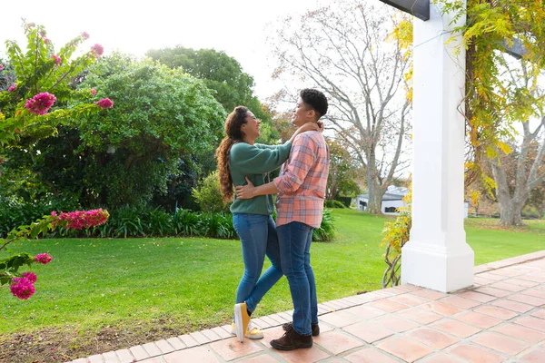 Feliz Casal Biracial Abraçando Sorrindo Terraço Jardim Inclusividade Vida Doméstica — Fotografia de Stock