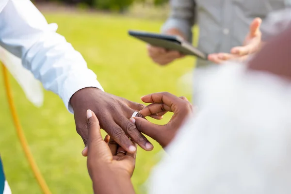 非洲裔美国夫妇在婚礼上戴戒指的特写镜头 婚礼日 包容和生活方式概念 — 图库照片
