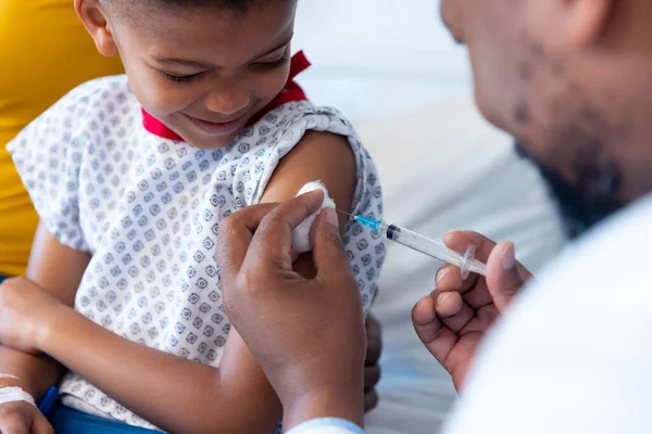 非洲裔美国男性医生在医院为一名男病人接种疫苗 医疗和保健服务 — 图库照片