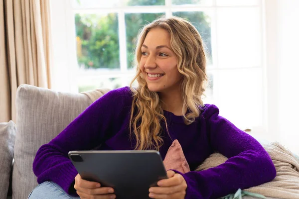 Happy Caucasian Woman Sitting Couch Using Tablet Sunny Living Room — Stock Photo, Image