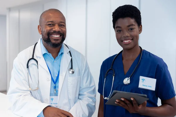 Hastane Koridorunda Gülümseyen Afrikalı Amerikalı Erkek Kadın Doktorun Portresi Hastane — Stok fotoğraf