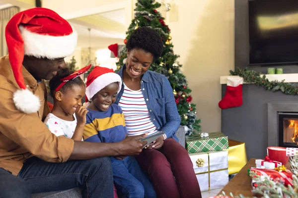 Afro Amerikaanse Familie Zittend Bank Met Behulp Van Tablet Kerst — Stockfoto
