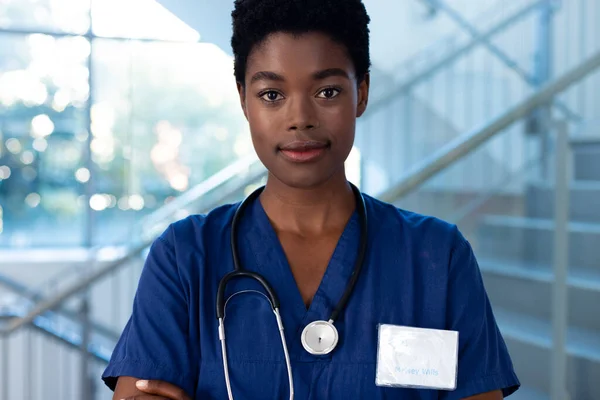 病院の廊下でアフリカ系アメリカ人女性医師の笑顔の肖像画 医療サービス — ストック写真