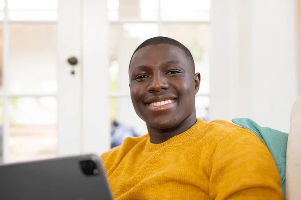 Retrato Del Hombre Afroamericano Feliz Sofá Casa Usando Tableta Sonriendo — Foto de Stock