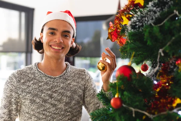 Feliz Hombre Biracial Con Sombrero Santa Claus Decorando Árbol Navidad —  Fotos de Stock