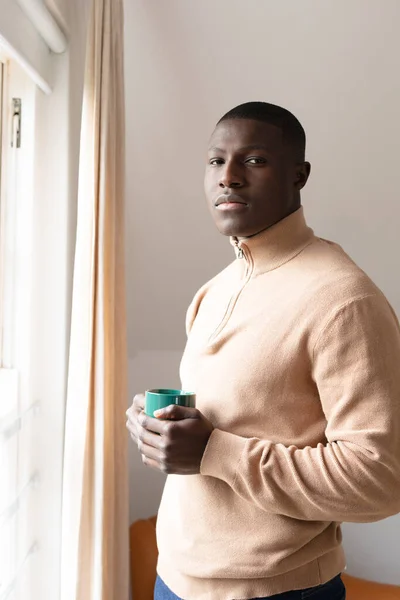 Retrato Hombre Afroamericano Serio Casa Sosteniendo Una Taza Café Mirando — Foto de Stock