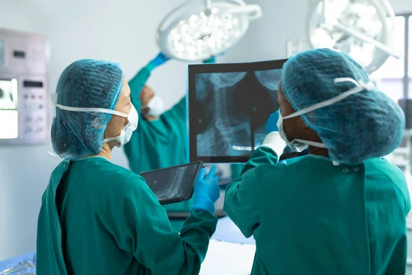 Ameliyathanede Meslektaşlarıyla Röntgen Tartışan Iki Farklı Kadın Cerrahın Dikiz Görüntüsü — Stok fotoğraf