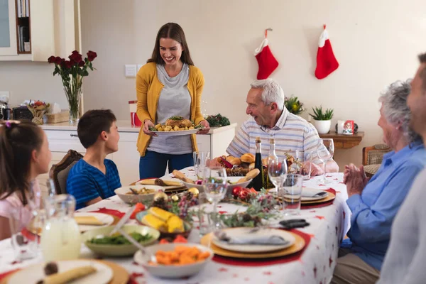 Famiglia Caucasica Multigenerazionale Seduta Tavola Cenare Insieme Parlando Sorridendo Qualità — Foto Stock