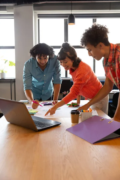 オフィスのテーブルで戦略を計画する創造的な多人種デザインの専門家 変化のないチームワーク創造的なビジネス職場多様性デザインの職業 — ストック写真