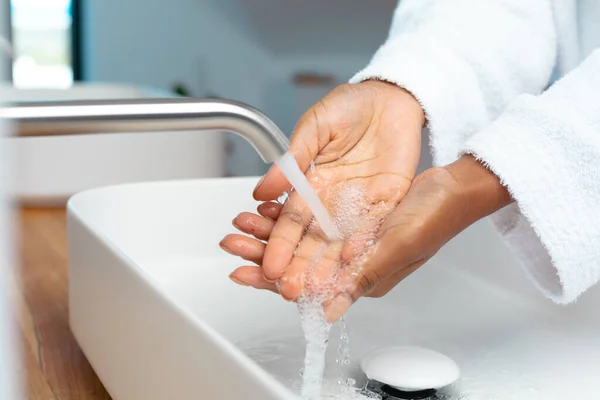 Środkowa Część Afrykańskiej Kobiety Myje Ręce Zlewie Domu Koncepcja Samoopieki — Zdjęcie stockowe