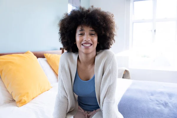 Portrét Usměvavé Mladé Ženy Afro Vlasy Bundě Odpočívající Posteli Doma — Stock fotografie