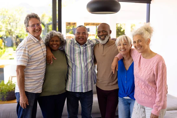 多种族快乐的老朋友抱着胳膊站在疗养院的画像 快乐的 不变的 友谊的 团结的 支持的 辅助生活的和退休的概念 — 图库照片