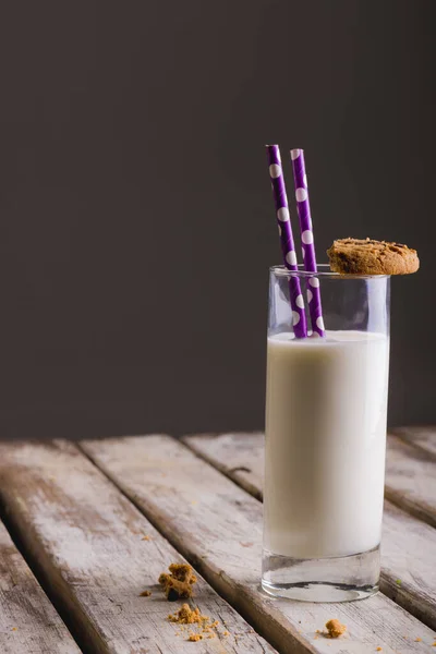Mjölkglas Med Sugrör Och Kaka Bordet Mot Grå Bakgrund Kopiera — Stockfoto