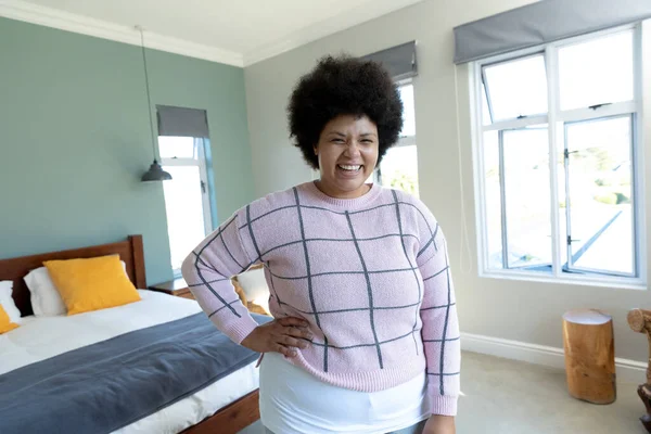 Портрет Веселой Расовой Молодой Женщины Афроволосами Рукой Бедре Стоящей Спальне — стоковое фото