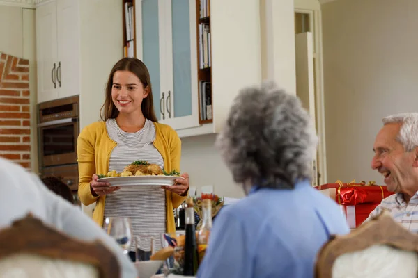 Eine Kaukasische Mehrgenerationenfamilie Sitzt Tisch Eine Frau Serviert Das Abendessen — Stockfoto