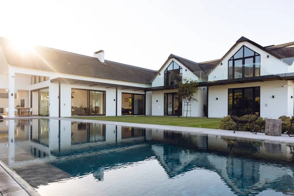 Blick Auf Luxuriöse Moderne Haus Außen Mit Garten Und Schwimmbad — Stockfoto