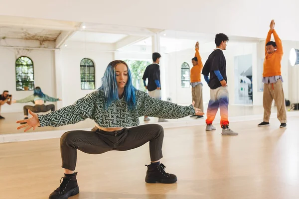 在舞蹈学校培训期间 不同的女性和男性嘻哈舞者的形象 动作和训练概念 — 图库照片