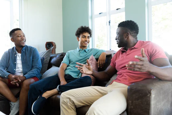 Multiracial Unga Manliga Vänner Pratar Samtidigt Koppla Fåtöljer Vardagsrummet Kopiera — Stockfoto