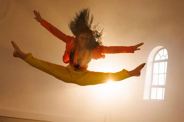 燻製のインテリアで踊る生粋の女性モダンダンサーのイメージ ダンス リズムアート ムーブメントのコンセプト — ストック写真