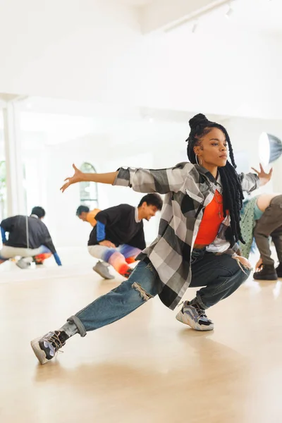 非洲裔美国女性嘻哈舞蹈演员在有复制空间的舞蹈演播室里练习的垂直图像 动作和训练概念 — 图库照片