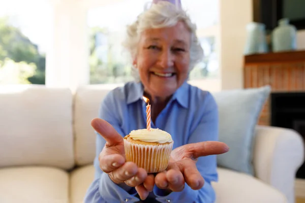 Portret Starszej Białej Kobiety Spędzającej Czas Domu Świętując Urodziny Izolacja — Zdjęcie stockowe