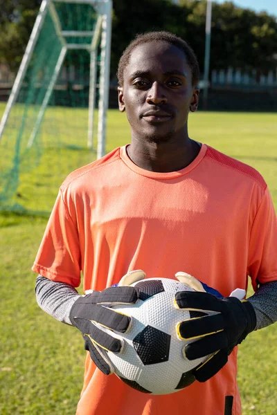 Портрет Серьезного Африканского Молодого Вратаря Перчатках Футбольным Мячом Руках Детская — стоковое фото