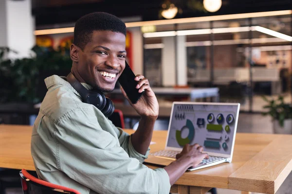 Porträt Eines Lächelnden Afrikanisch Amerikanischen Geschäftsmannes Der Telefoniert Während Laptop — Stockfoto