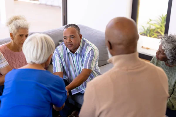 Çok Irklı Yaşlılar Ele Tutuşup Grup Terapisinde Teselli Arayan Arkadaşlara — Stok fotoğraf