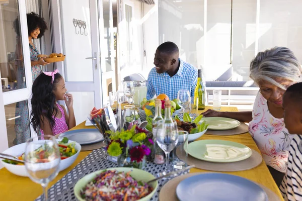 Glückliche Mehrgenerationenfamilie Die Während Der Mittagspause Esstisch Sitzt Dekoration Essen — Stockfoto