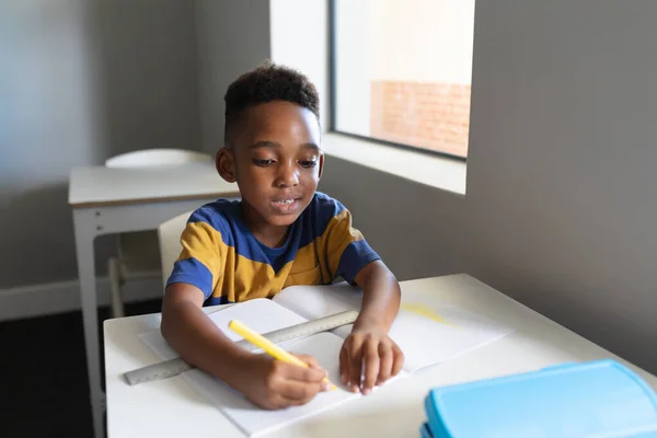 Afrikanischer Grundschüler Schreibt Schreibtisch Klassenzimmer Einem Buch Unverändert Bildung Kindheit — Stockfoto