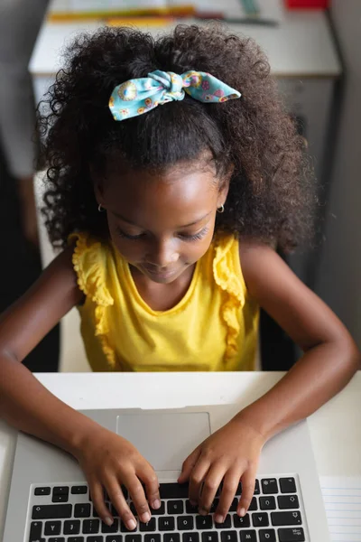 教室の机の上でノートパソコンを使ってアフリカ系アメリカ人の小学生の高角度ビュー 変化のない教育子供時代学習無線技術学校の概念 — ストック写真