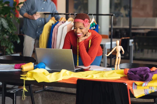 Una Stilista Afroamericana Sorridente Che Lavora Computer Portatile Alla Scrivania — Foto Stock