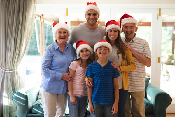 多代高加索家庭在家里共度时光的画像 戴着桑塔帽 看着相机 面带微笑 优质家庭时间圣诞庆祝活动 — 图库照片
