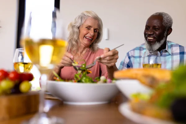 인종으로 구성된 부부가 요양원에서 점심을 이보이지 않는다 포도주 변화되지 어울리고 — 스톡 사진
