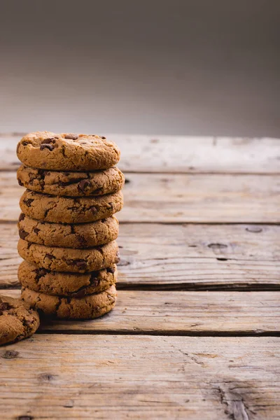 Stapelweise Kekse Auf Holztisch Vor Grauem Hintergrund Kopierraum Unverändert Essen — Stockfoto