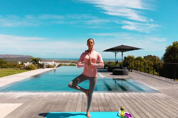 Kaukasische Junge Frau Praktiziert Yoga Und Meditiert Der Nähe Des — Stockfoto