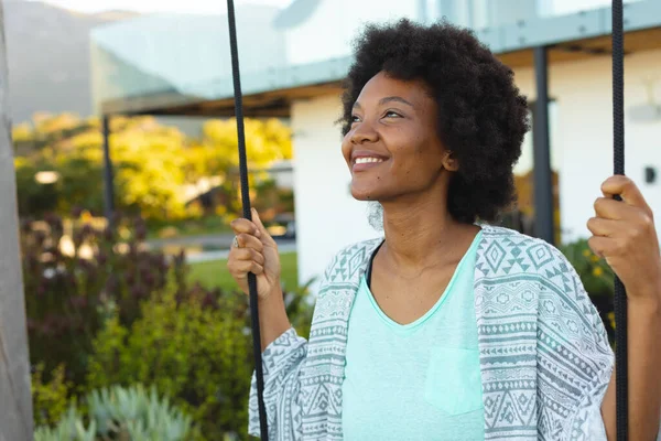 若いアフリカ系アメリカ人の女性が家の外を見て笑っている 変更されず ライフスタイルとシンプルな生活コンセプト — ストック写真
